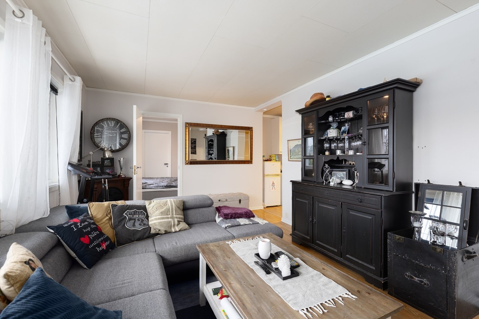 Stua har gode vindusflater og plass til sofagruppe og annen mindre møblering. Galleribilde