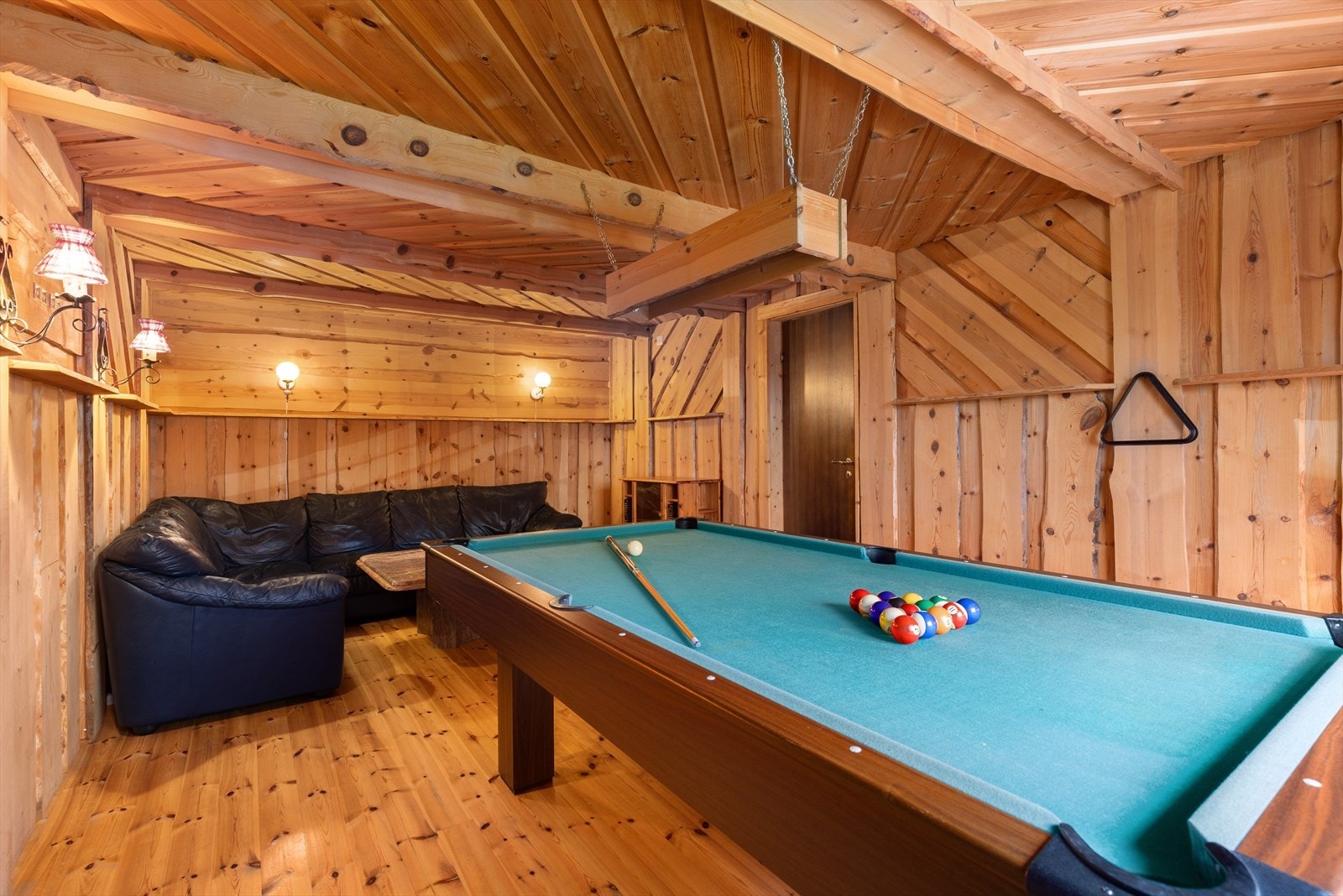 Kjellerstua er innredet og omgjort og vaskerommet er utvidet uten at dette er søkt om og uten at nødvendig godkjennelse er gitt av kommunen. Galleribilde