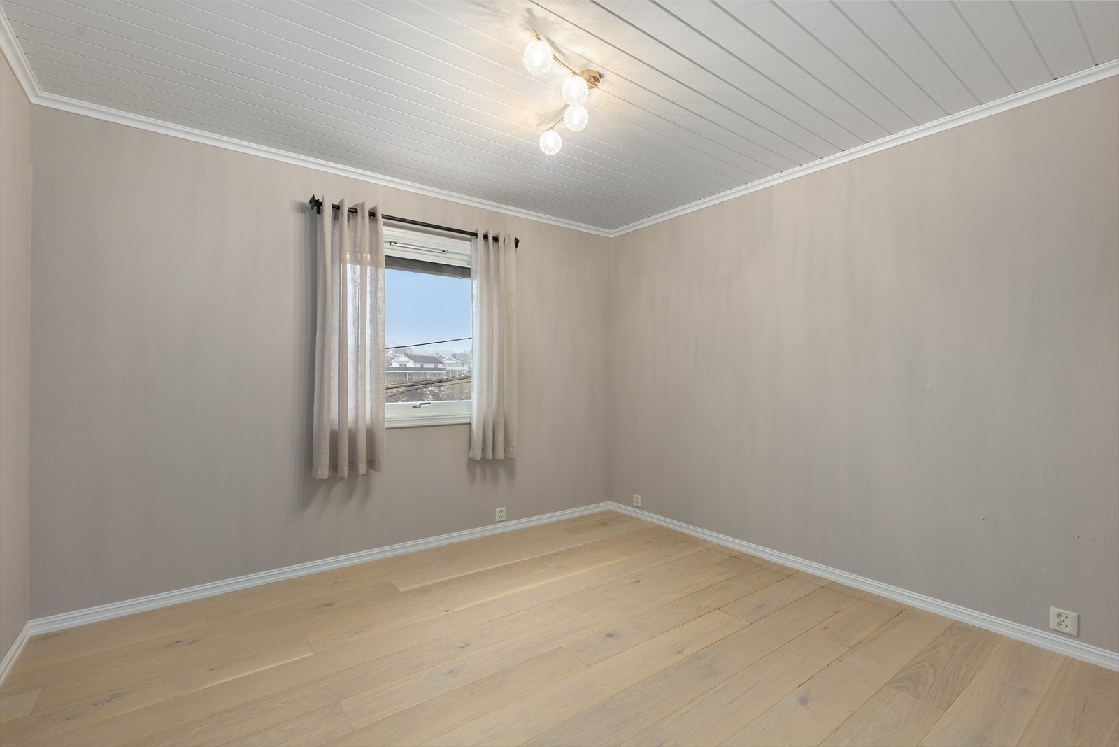 Boligen har tre gode soverom, med flott laminatgulv og utvendige persienner. Galleribilde