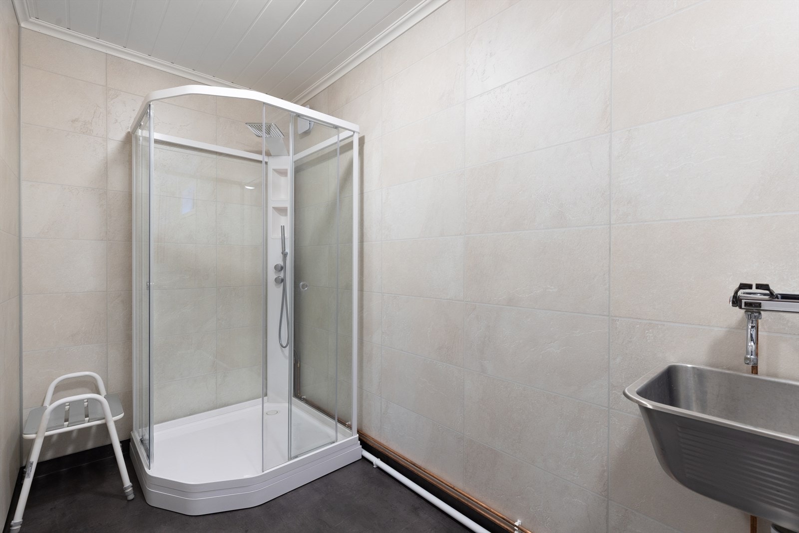 Det er også satt inn et dusjkabinett. Galleribilde