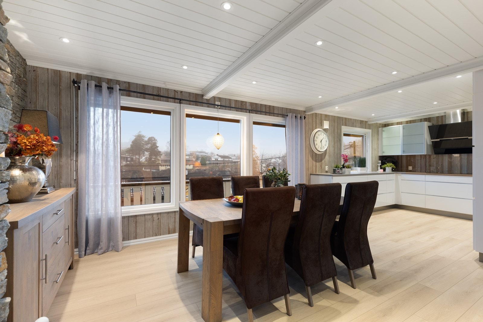 Boligen inneholder bl.a. delikat kjøkken fra 2017 med integrerte hvitevarer, 3 soverom, oppgradert vaskerom og toalettrom i 2022, samt kjellerstue (ikke omsøkt). Galleribilde