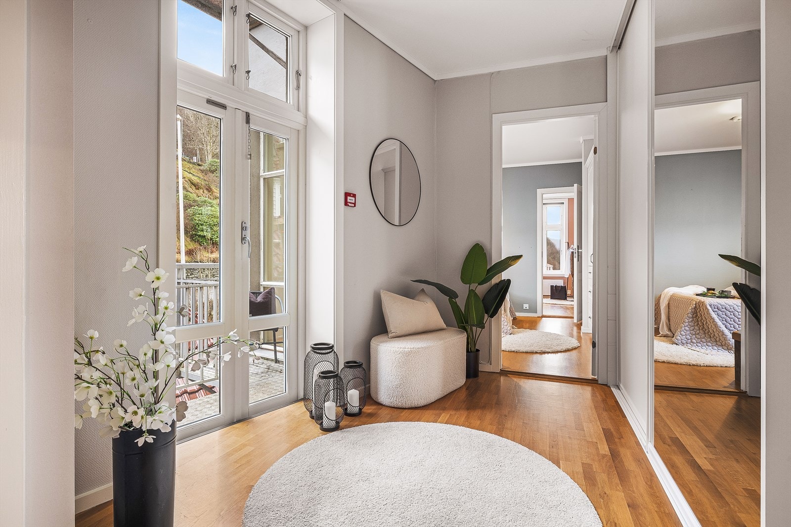 Mellomgang i bakkant av leiligheten, her også god lagringsplass. Galleribilde