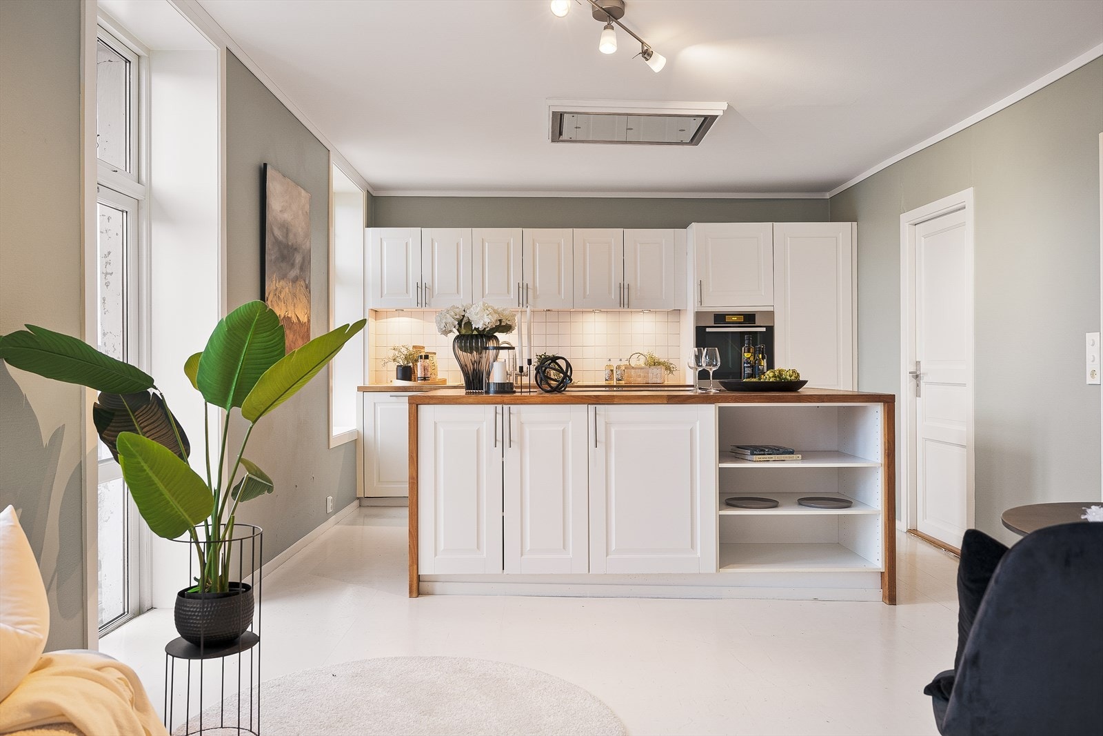 Romslig kjøkken med stor kjøkkenøy. Galleribilde