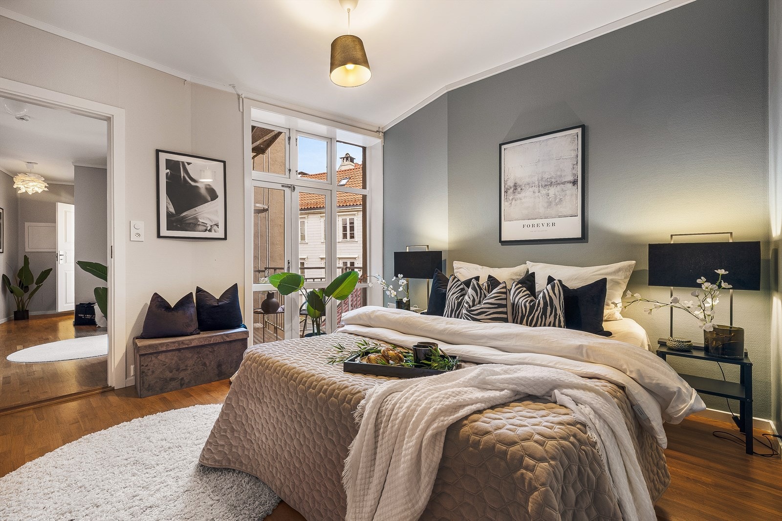 Fra soverom og/eller mellomgang er det adkomst til rømningsvei og liten sitteplass. Galleribilde