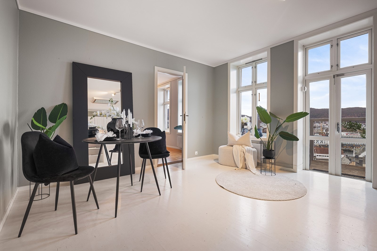 Det er plass til mindre bord på kjøkkenet, og utgang til en fantastisk altan. Galleribilde