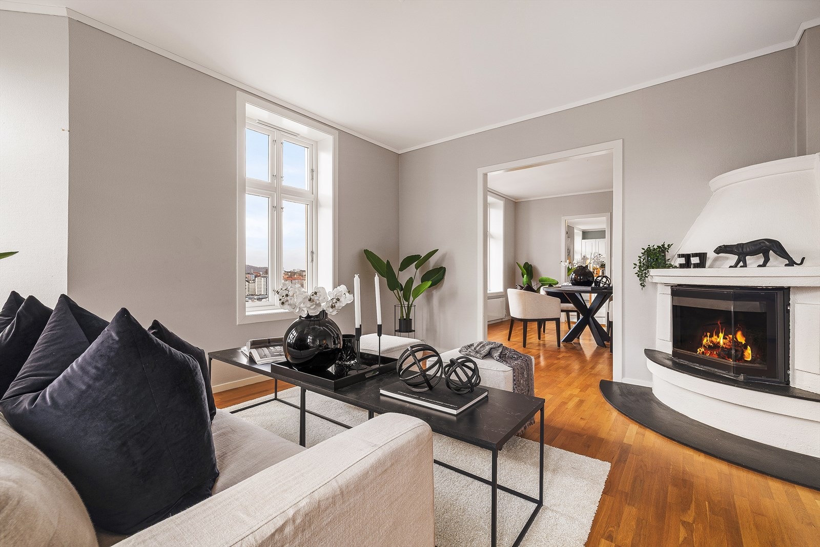 Klassisk planløsning med god plass til flere sittegrupper Galleribilde