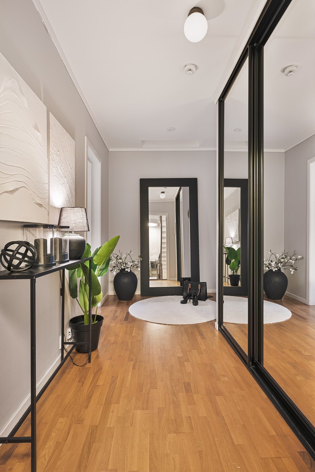 Romslig gang med gode oppbevaringsmuligheter Galleribilde