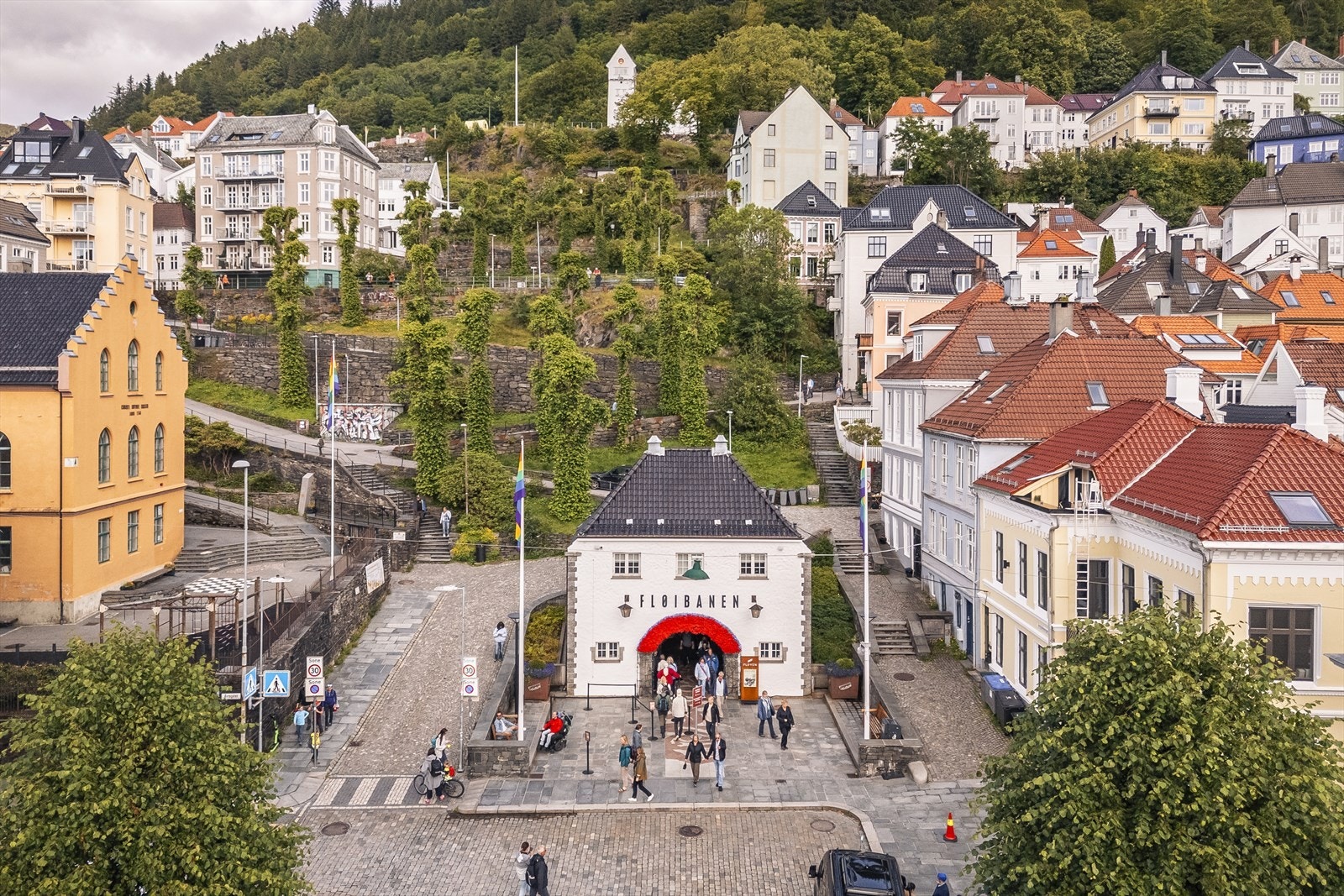 Fløibanen med boligen til venstre Galleribilde