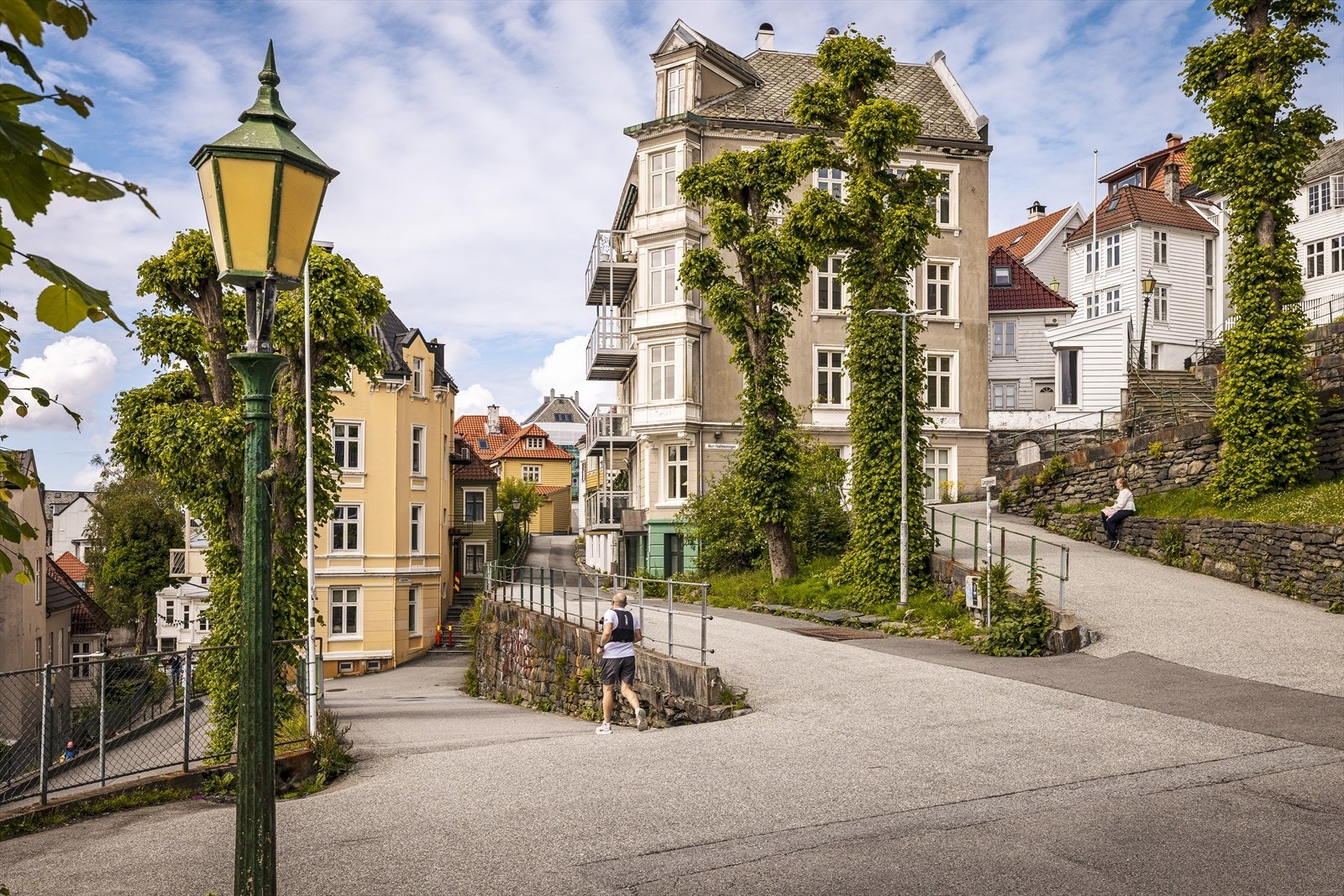 Beliggende midt i mellom Fløibanens nedre stasjon og Skansen Galleribilde