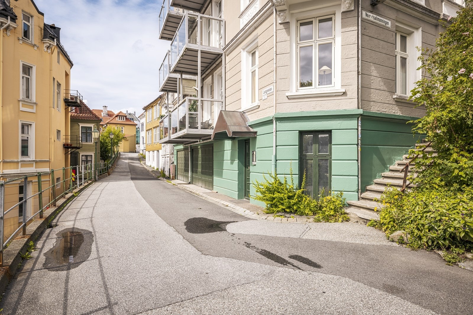 Garasjeplass i bygget som denne leiligheten leier og disponerer. Snr 7 betaler kr 2.000,- i leie per måned. Galleribilde