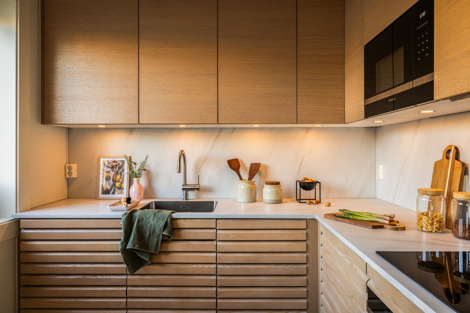 Innredningen består av profilerte og slette fronter, laminat benkeplate, stål oppvaskkum og ventilator. Galleribilde