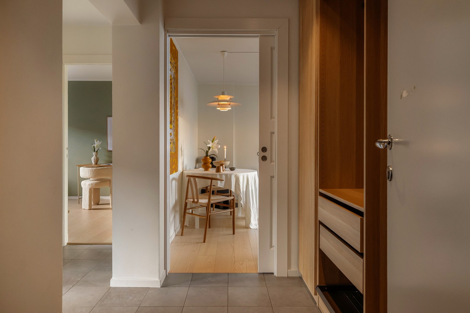 Det er det god plass til å henge fra seg yttertøy og sko i skap. For ytterligere oppbevaringsplass disponerer andelen 3 boder på til sammen ca.11 kvm. Galleribilde