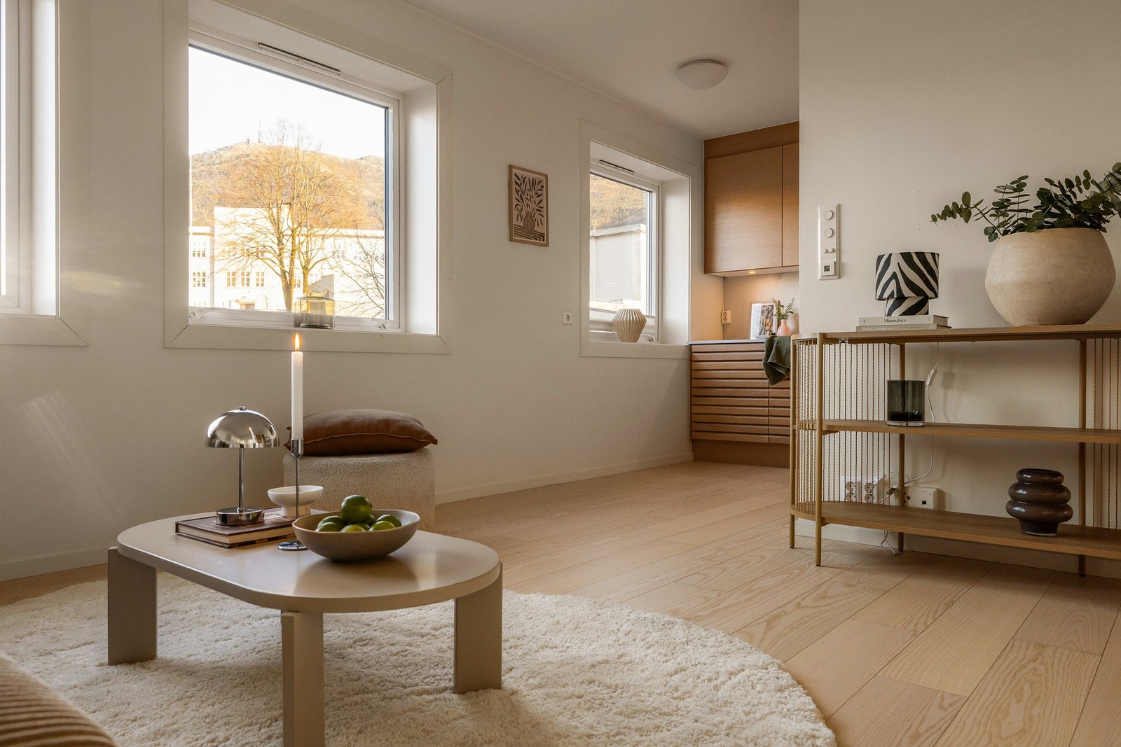 Både gulvet og gulvvarme ble lagt i stuen i 2023. Galleribilde