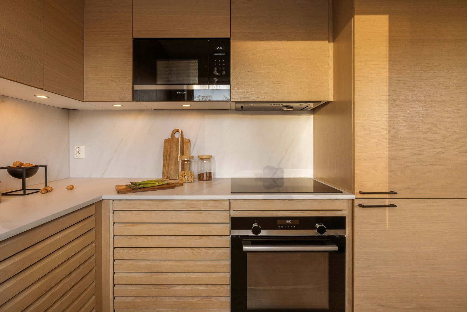 Av integrerte hvitevarer er det induksjonsplatetopp, stekeovn, mikrobølgeovn, oppvaskmaskin, samt kjøl- og frys. Galleribilde