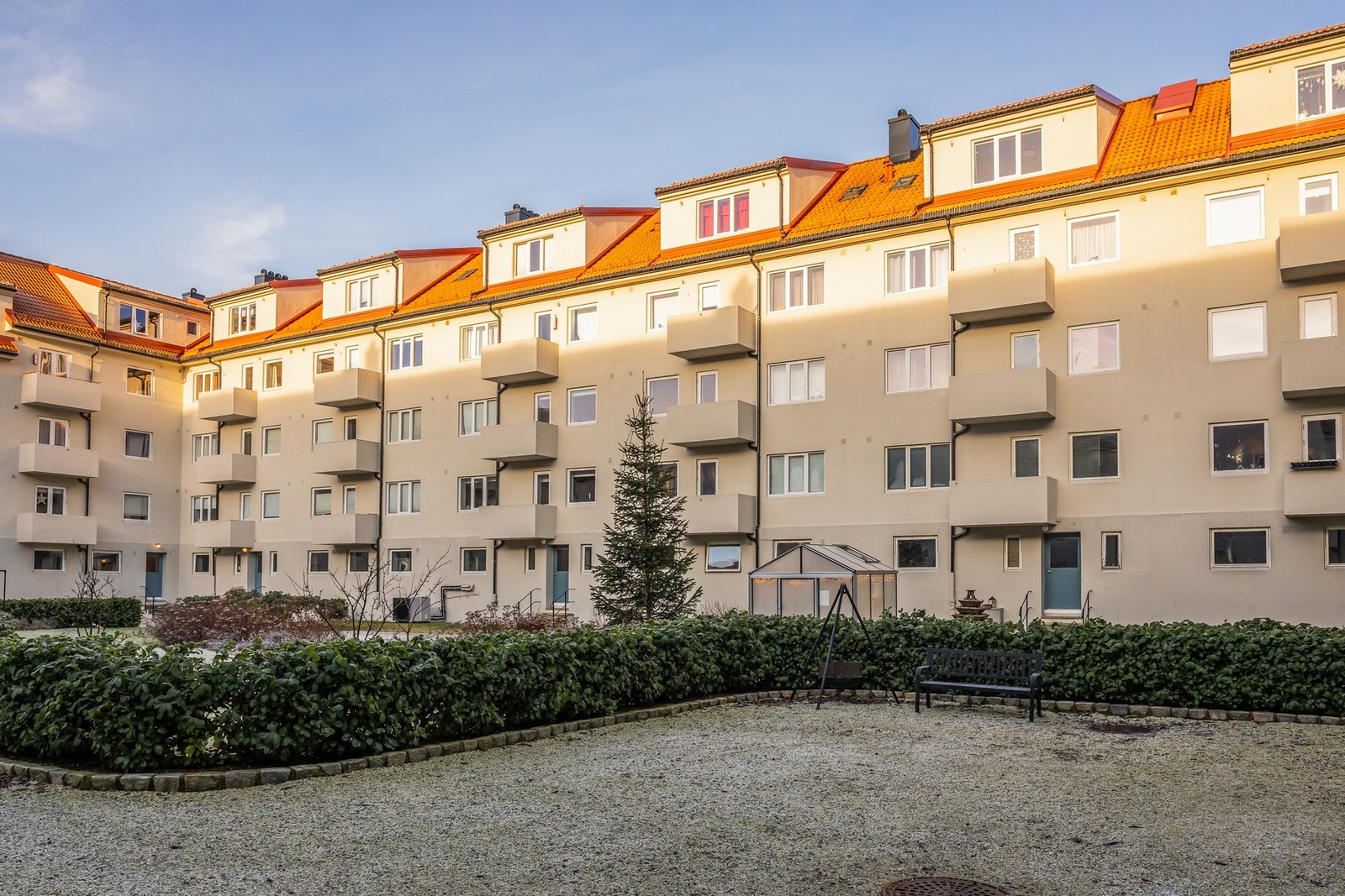 I følge selger er det sol på plattingen i bakgården frem til rundt kl.18.30 midtsommers. Galleribilde