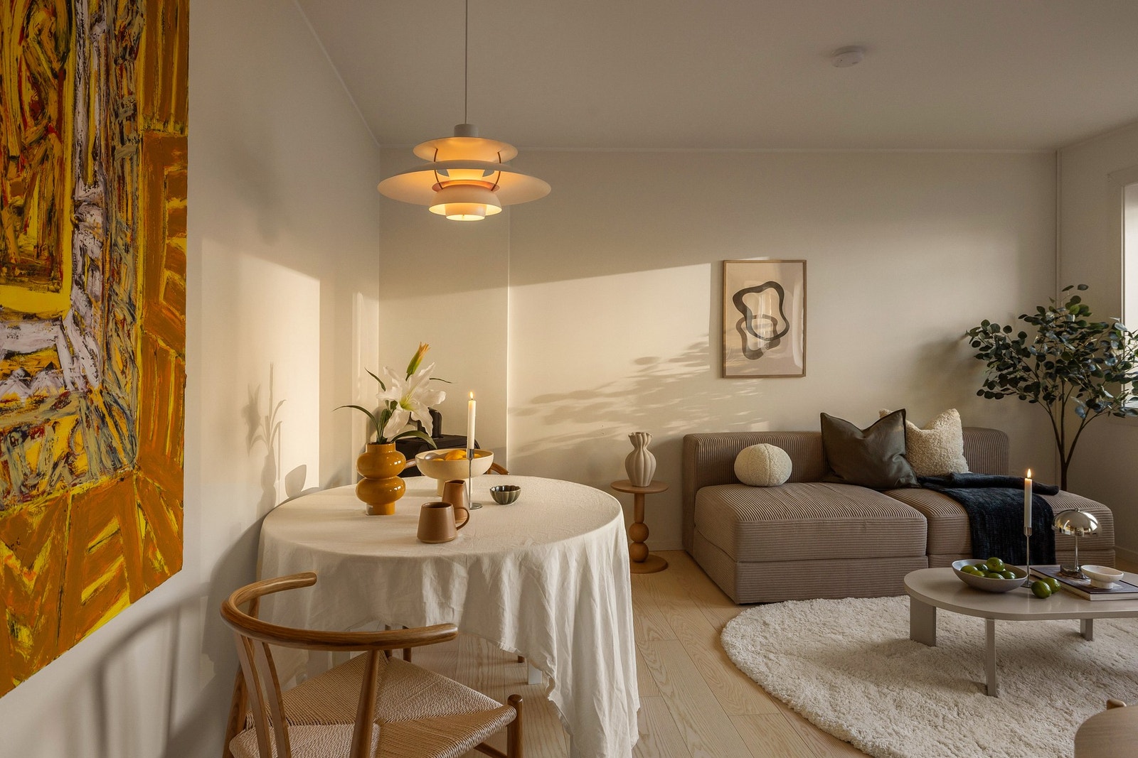 Vi tar turen videre inn til leilighetens lyse og åpne stue/kjøkkenløsning på 22,6 kvm. Galleribilde