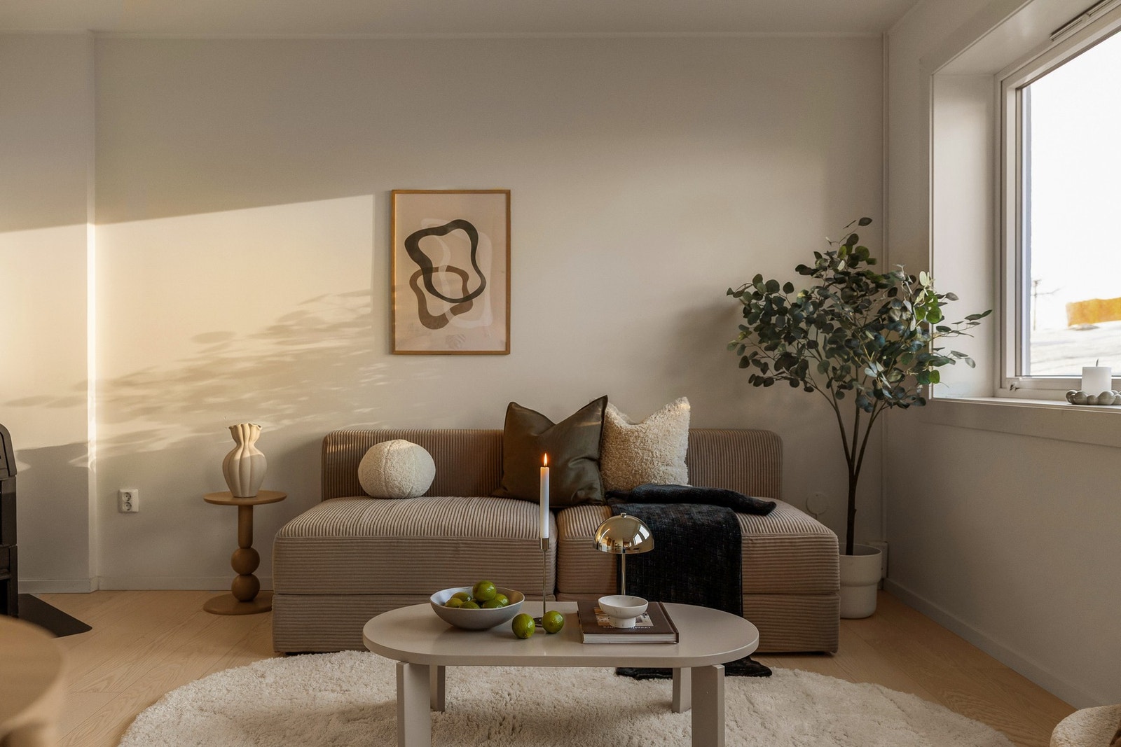 Her er det god plass til å møblere med en sofa, stuebord og en hyggelig spisegruppe. Galleribilde