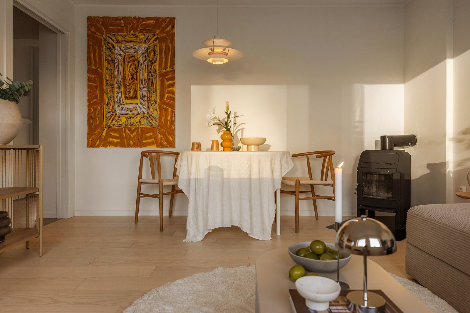 På de kaldere høst-og vinterdagene er det både stemningsfullt og godt å kunne fyre i peisen. Galleribilde