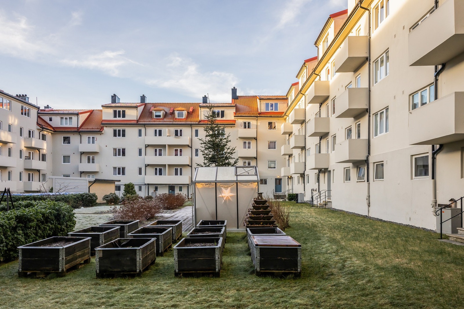 Man kan delta i hagebruk (dyrking av grønnsaker i drivhus/parsellhage), borettslaget har en egen facebookgruppe ( Borgernes hagebruk og man deltar så mye eller lite man vil, opplæring blir gitt). Galleribilde