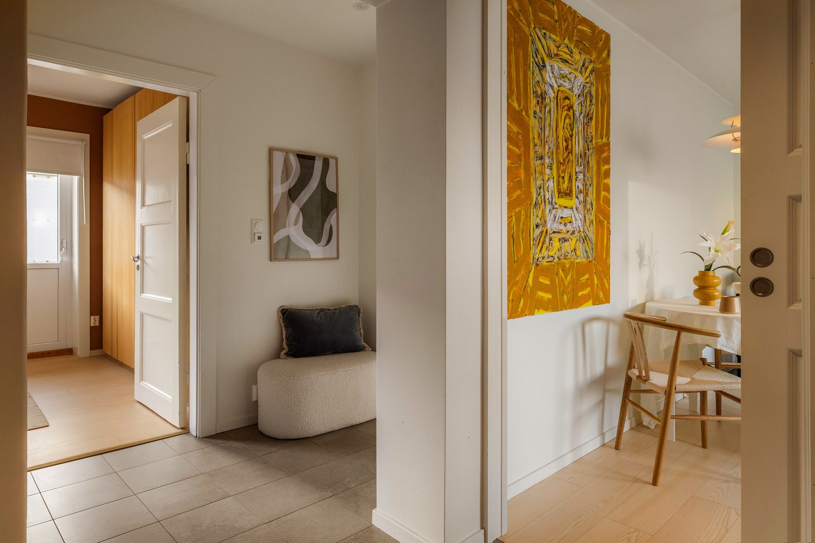 Her ble det lagt varmekabler og fliser på gulv i 2023 Galleribilde