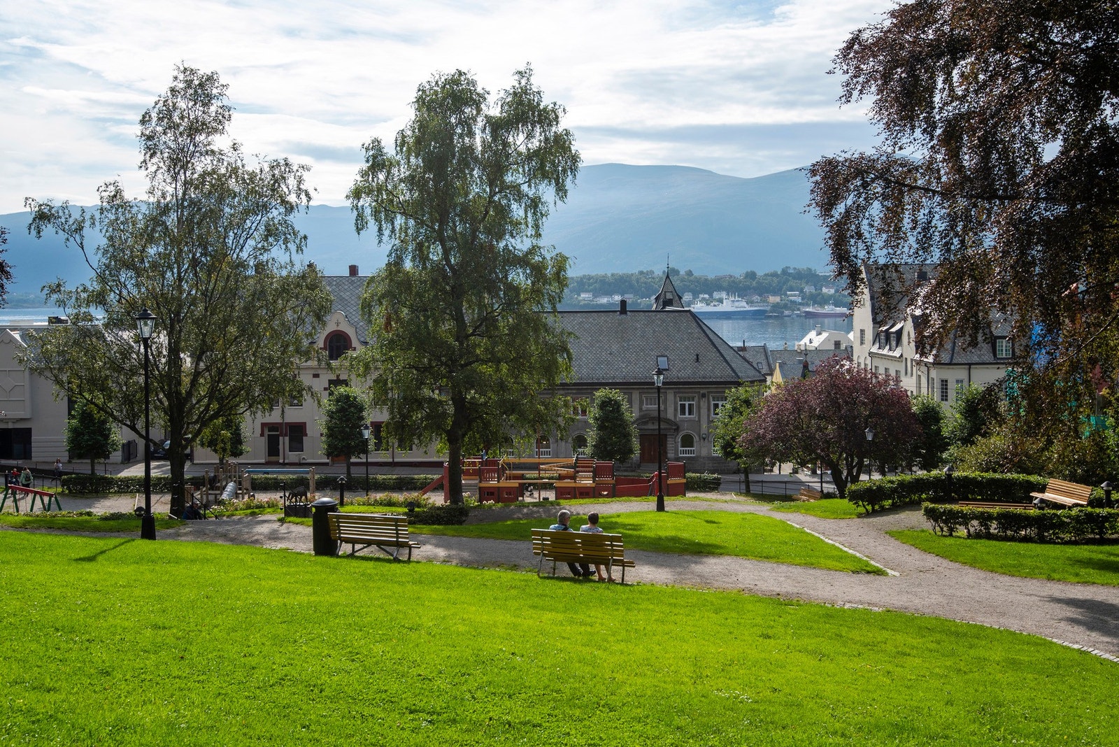 Leiligheten ligger sentralt til i Ålesund sentrum, med byparken rett over gata. Galleribilde