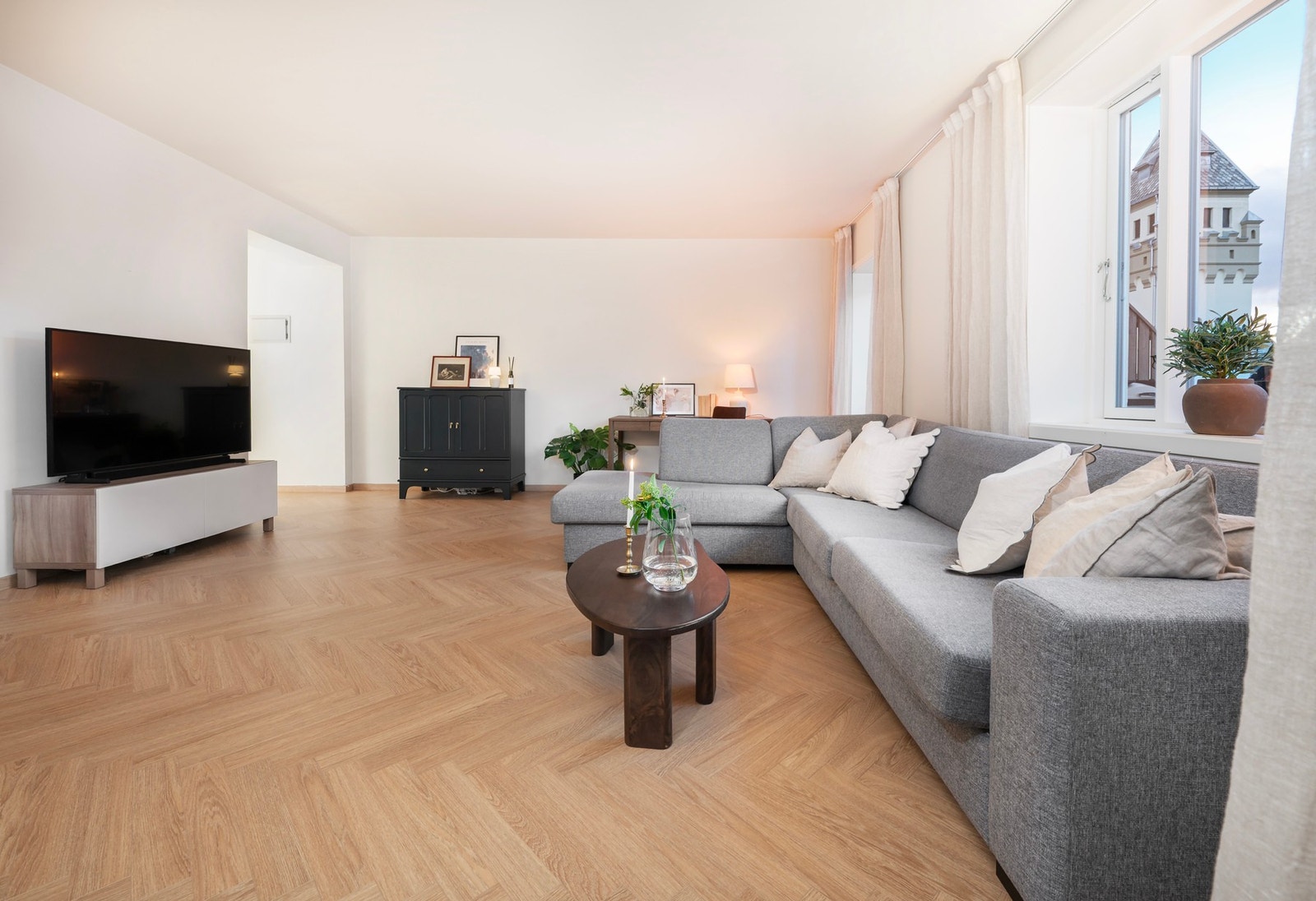 Legg merke til det klassiske gulvet med fiskebensmønster. Dette ble lagt i 2025. Galleribilde