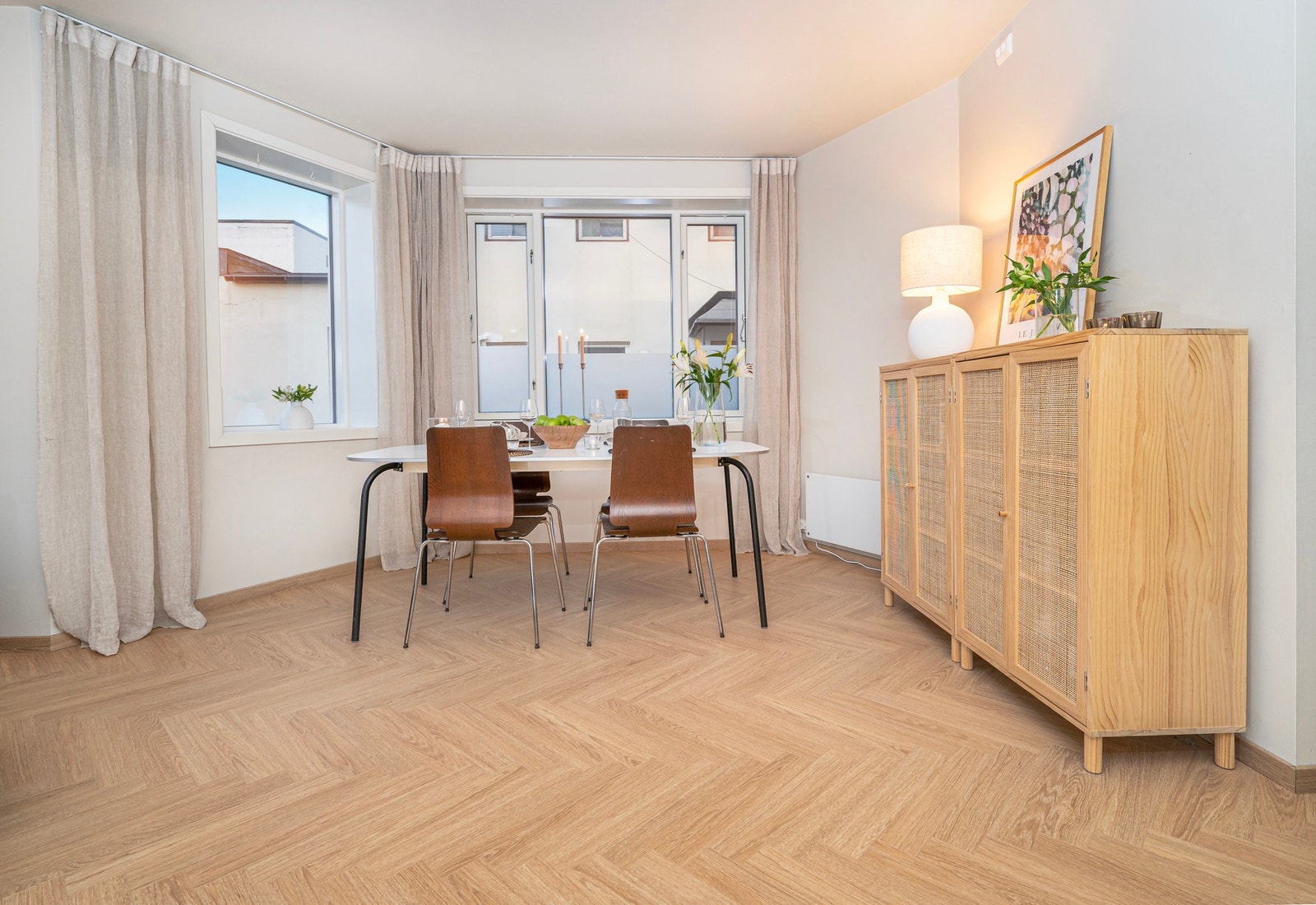 God plass til stor spisegruppe i nærheten av kjøkkenet. Galleribilde