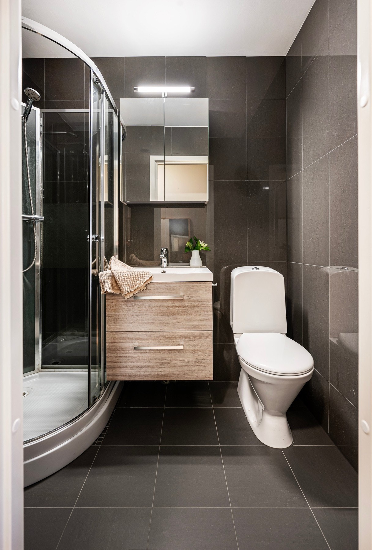 Flott flislagt baderom fra 2017 med elektriske varmekabler. Galleribilde