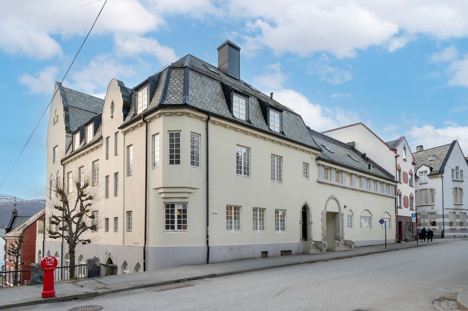 Sameiet Parkgata 12 er oppdelt i 21 seksjoner - legg merke til den flotte fasaden! Galleribilde