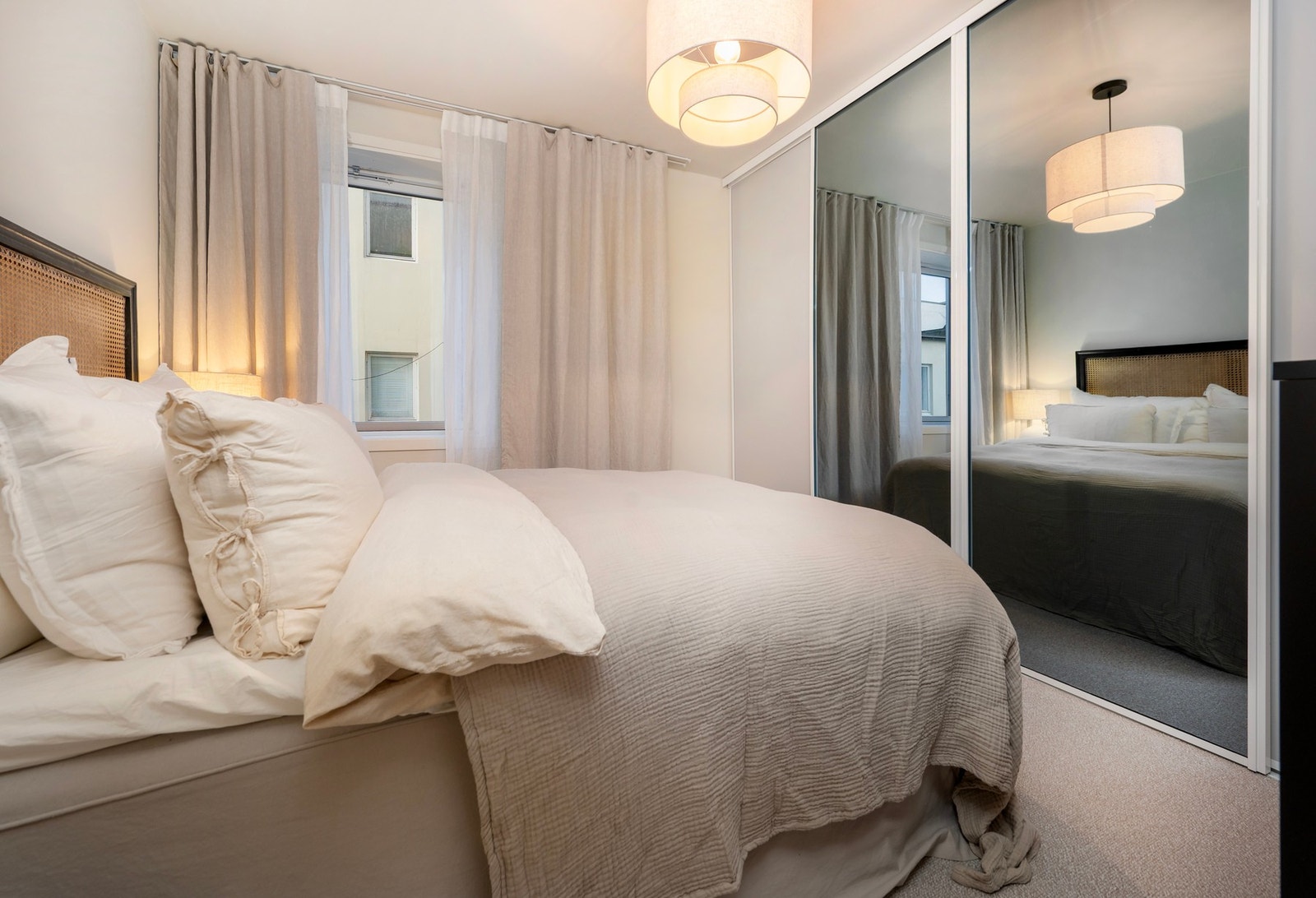 Det er godt med oppbevaringsplass i skyvedørsgarderobe. Galleribilde