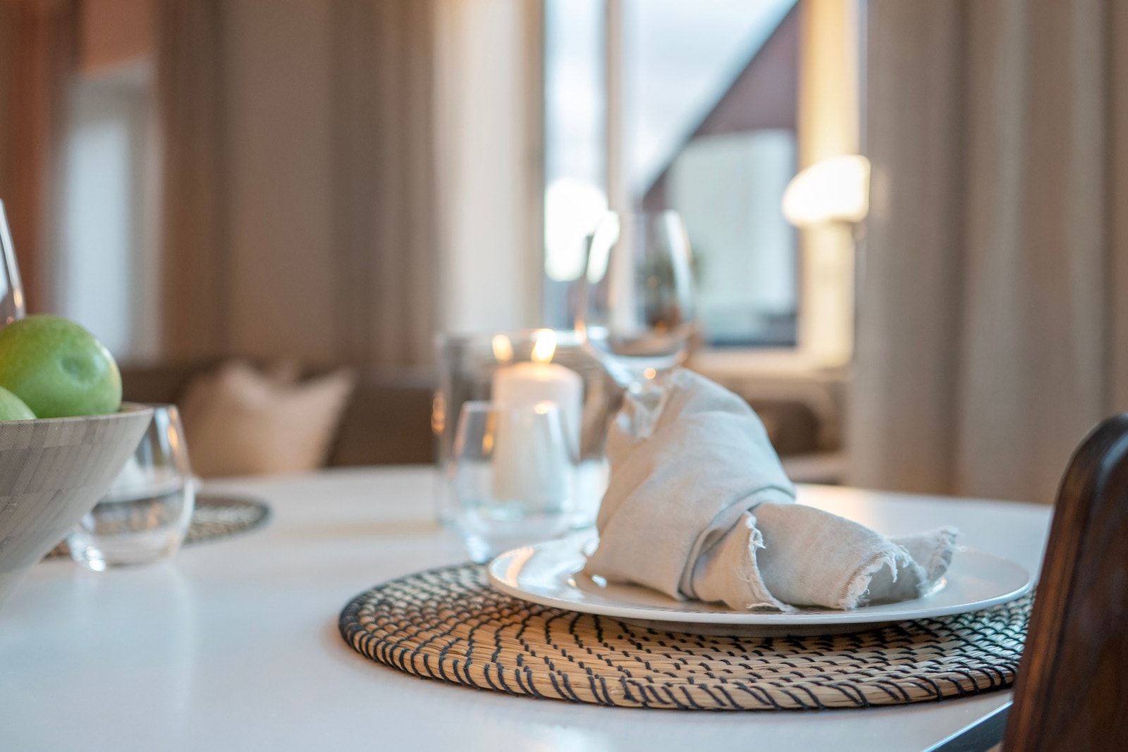 Den naturlige plasseringen til spisestuen gir et sosialt rom. Galleribilde