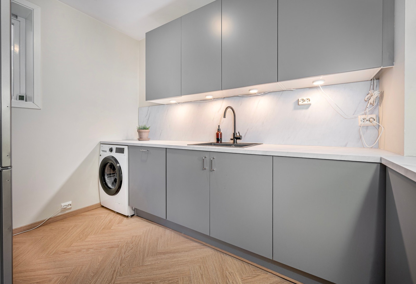 I 2025 ble det etablert opplegg for vaskemaskin på kjøkkenet. Galleribilde