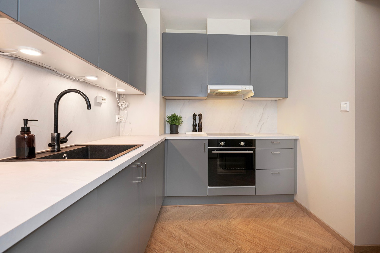 Kjøkkenet er fra HTH og har innredning med glatte fronter. Galleribilde