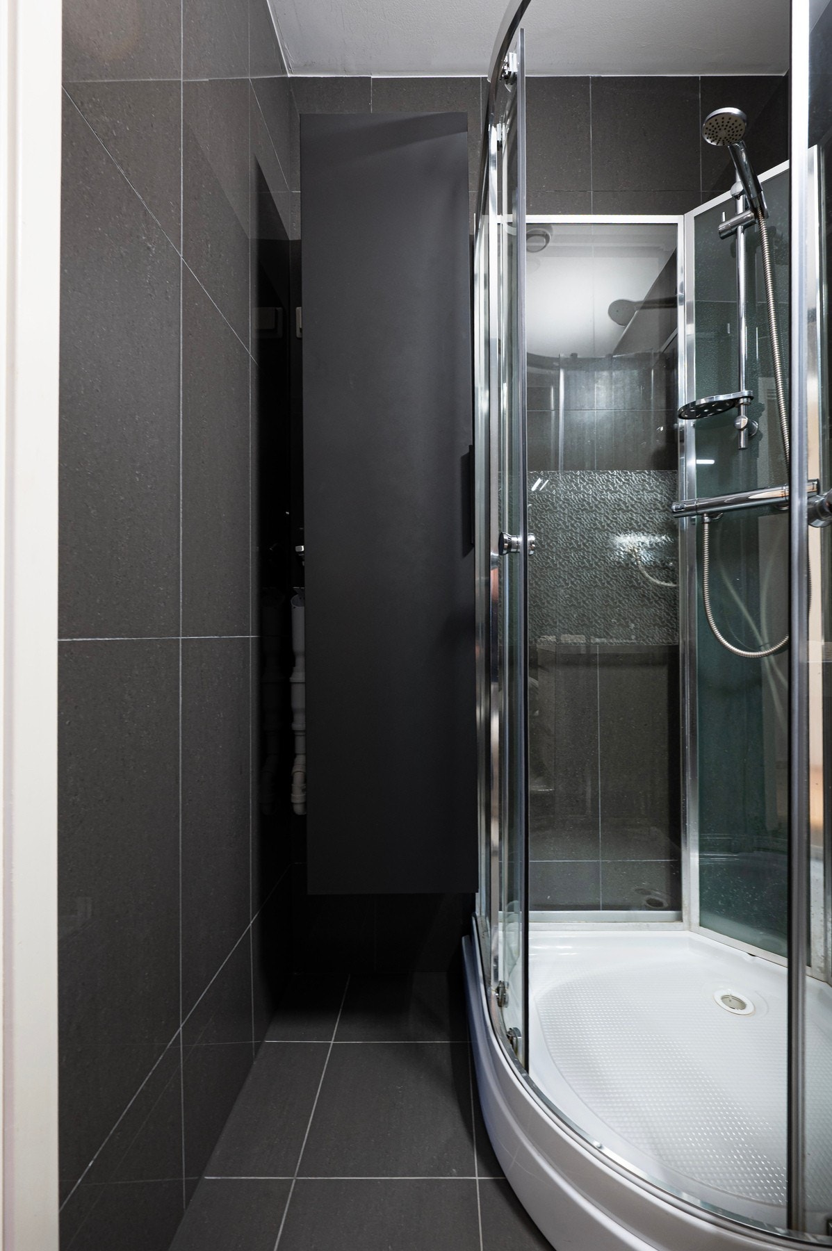 Rommet har innredning med nedfelt servant, toalett, dusjkabinett og opplegg for liten vask/tørk. Galleribilde