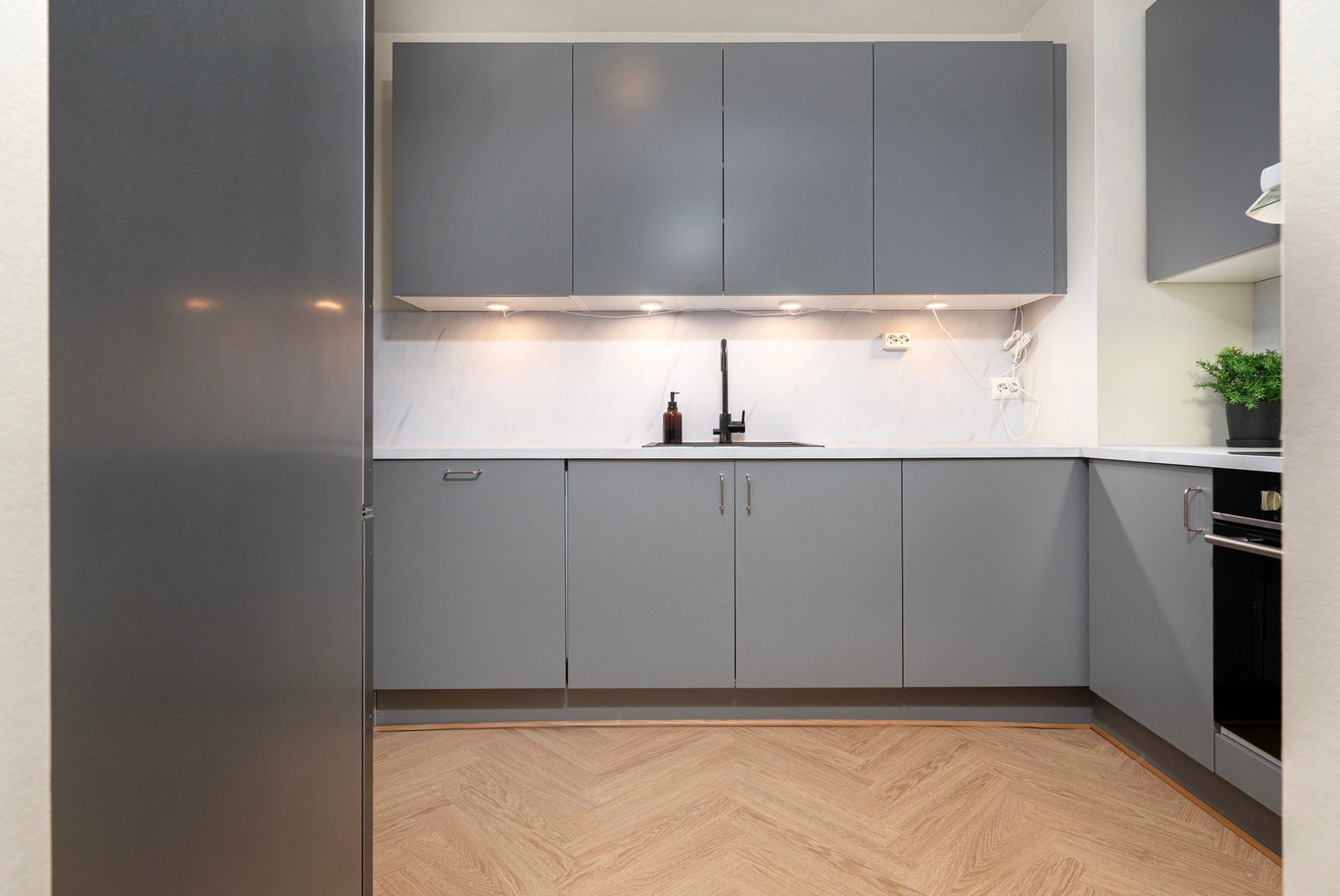 Her har du godt med både skap- og benkeplass! Galleribilde