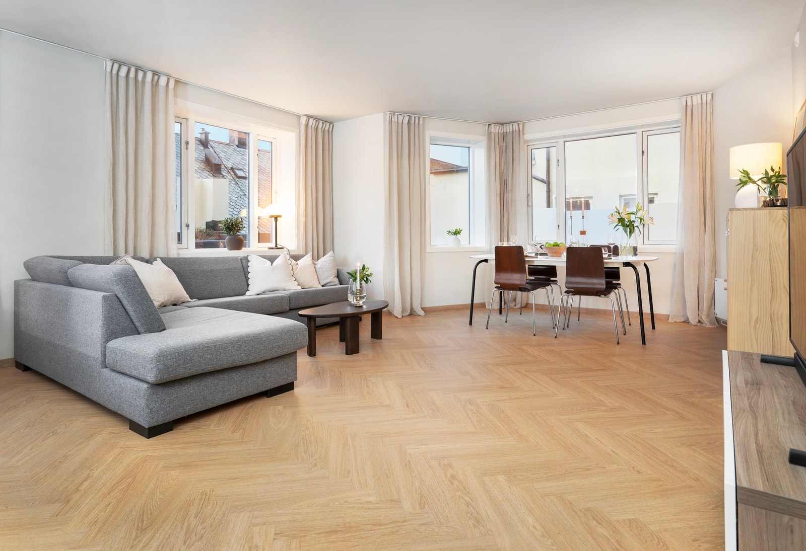 Store vindusflater slipper inn godt med naturlig lys. Overflatene ble malt i 2025. Galleribilde