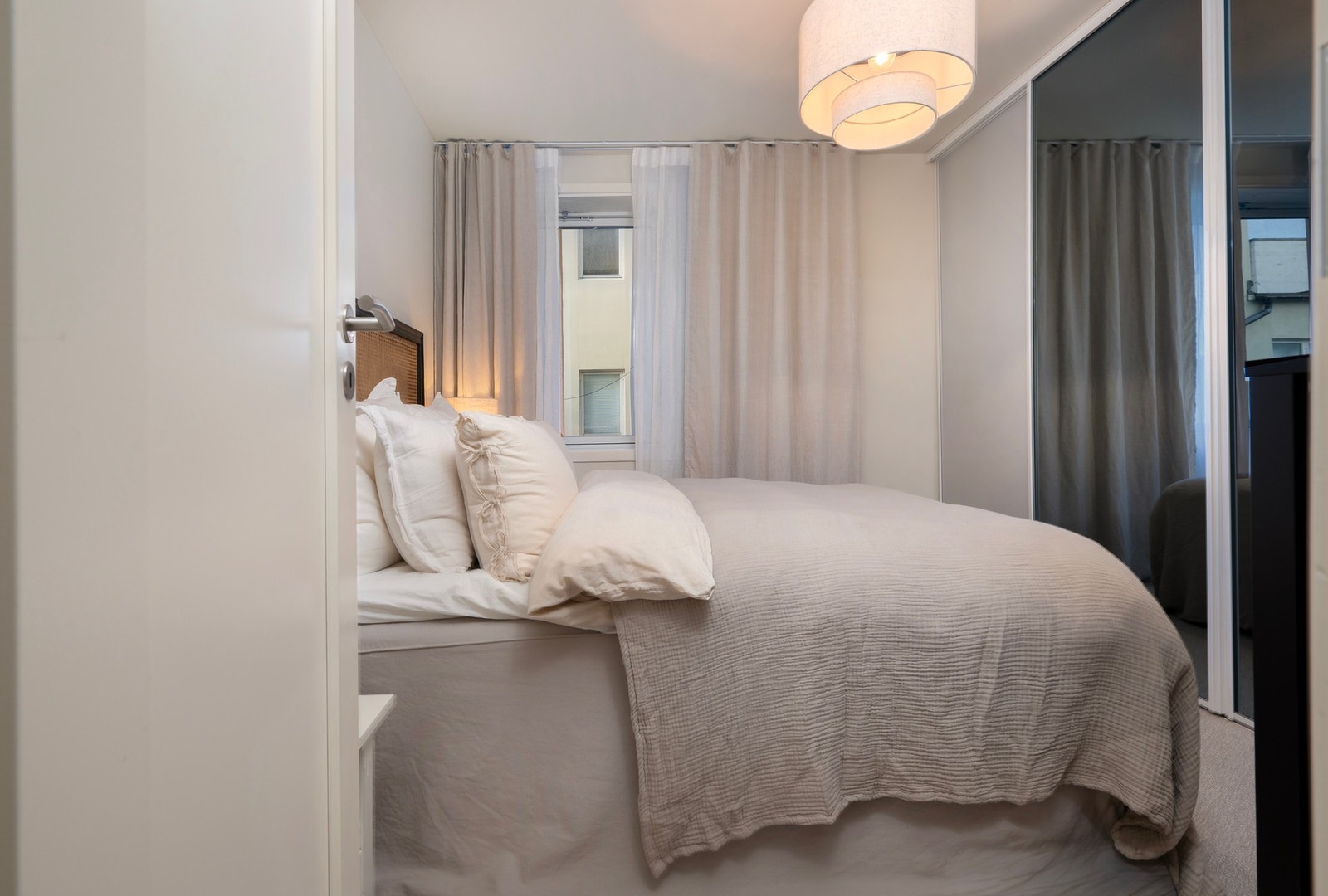 Få hotellfølelsen på soverom med vegg til vegg teppe og plass til dobbeltseng. Galleribilde