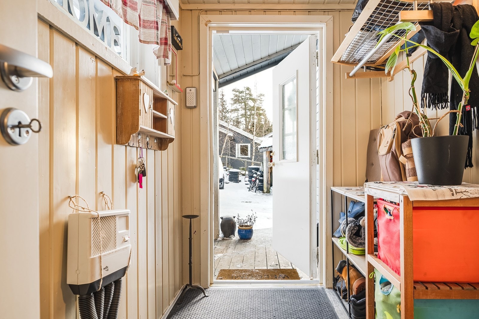 Velkommen inn. Gang hvor det er plass til å henge fra seg klær og sko Galleribilde