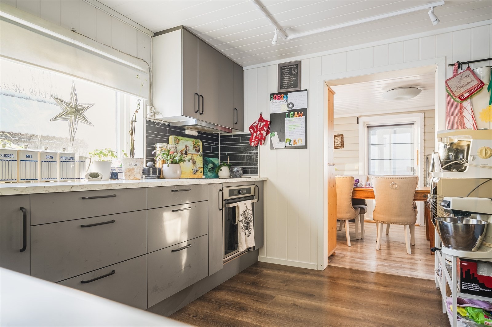 Kjøkken med glatte fronter og integrete hvitevarer. Galleribilde