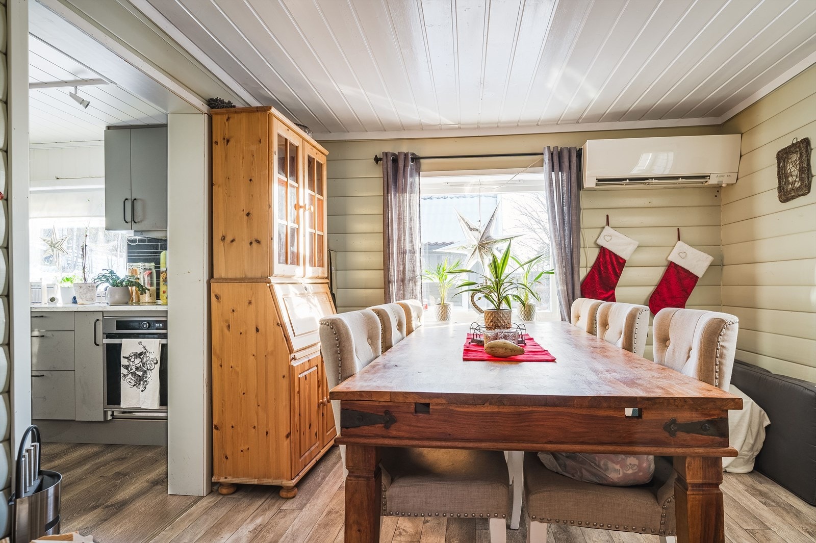 I spisestua er det varmepumpe og vedovn. Det er utgang til terrassen. Galleribilde