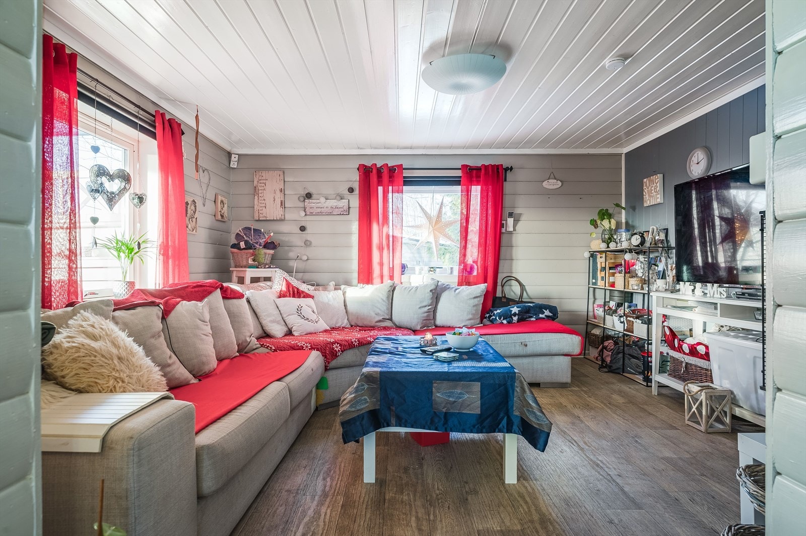 Lys stue med flere møbleringsmuligheter Galleribilde