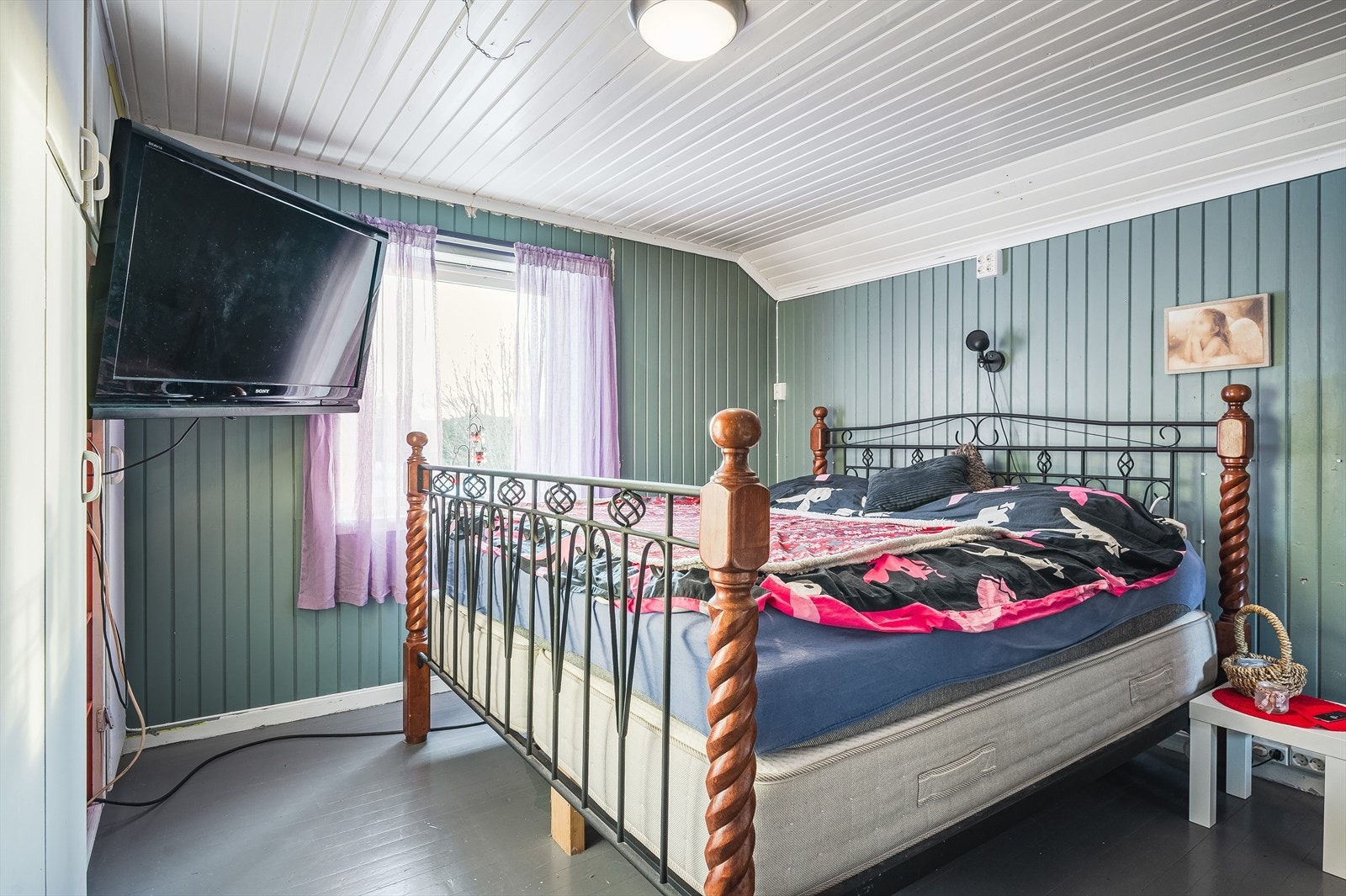 Soverom med plass til dobbelseng og nattbord. Galleribilde