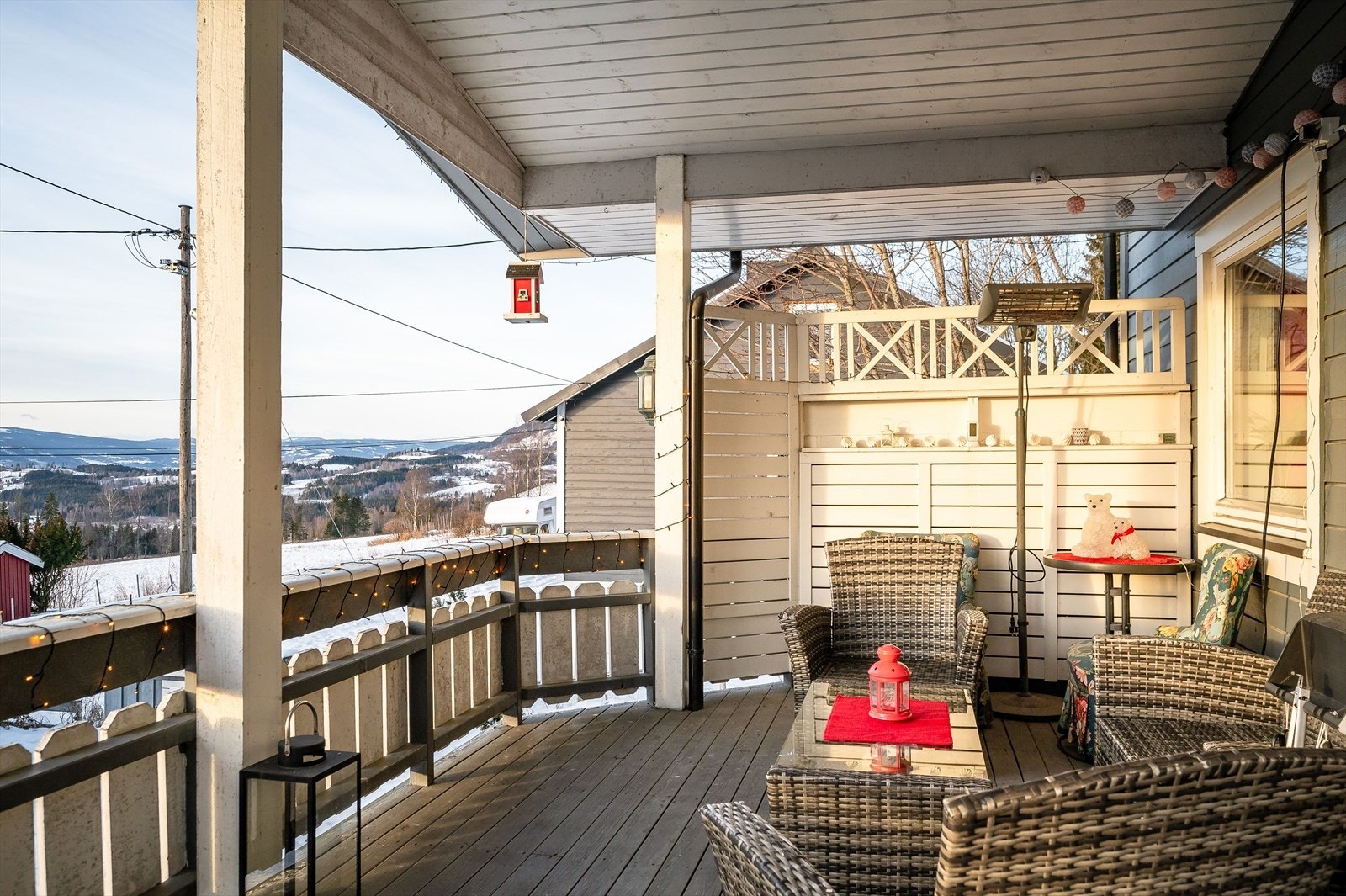 Det er overbygg over terrassen som gjør det lunt Galleribilde