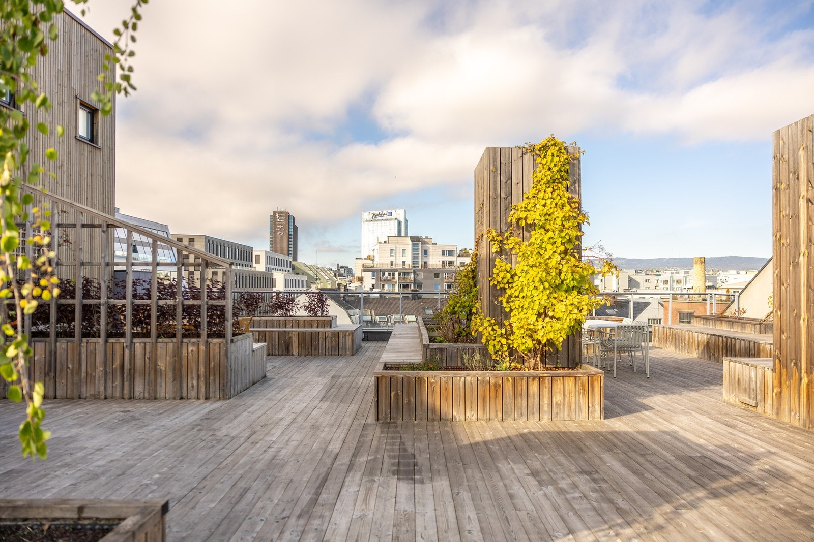Tilgang til stor, felles takterrasse med sol fra morgen til kveld. Galleribilde
