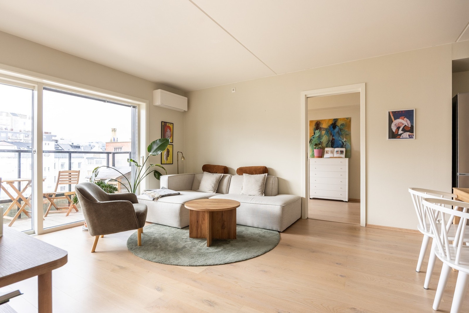 Leiligheten er nymalt i delikate farger i 2024. Galleribilde