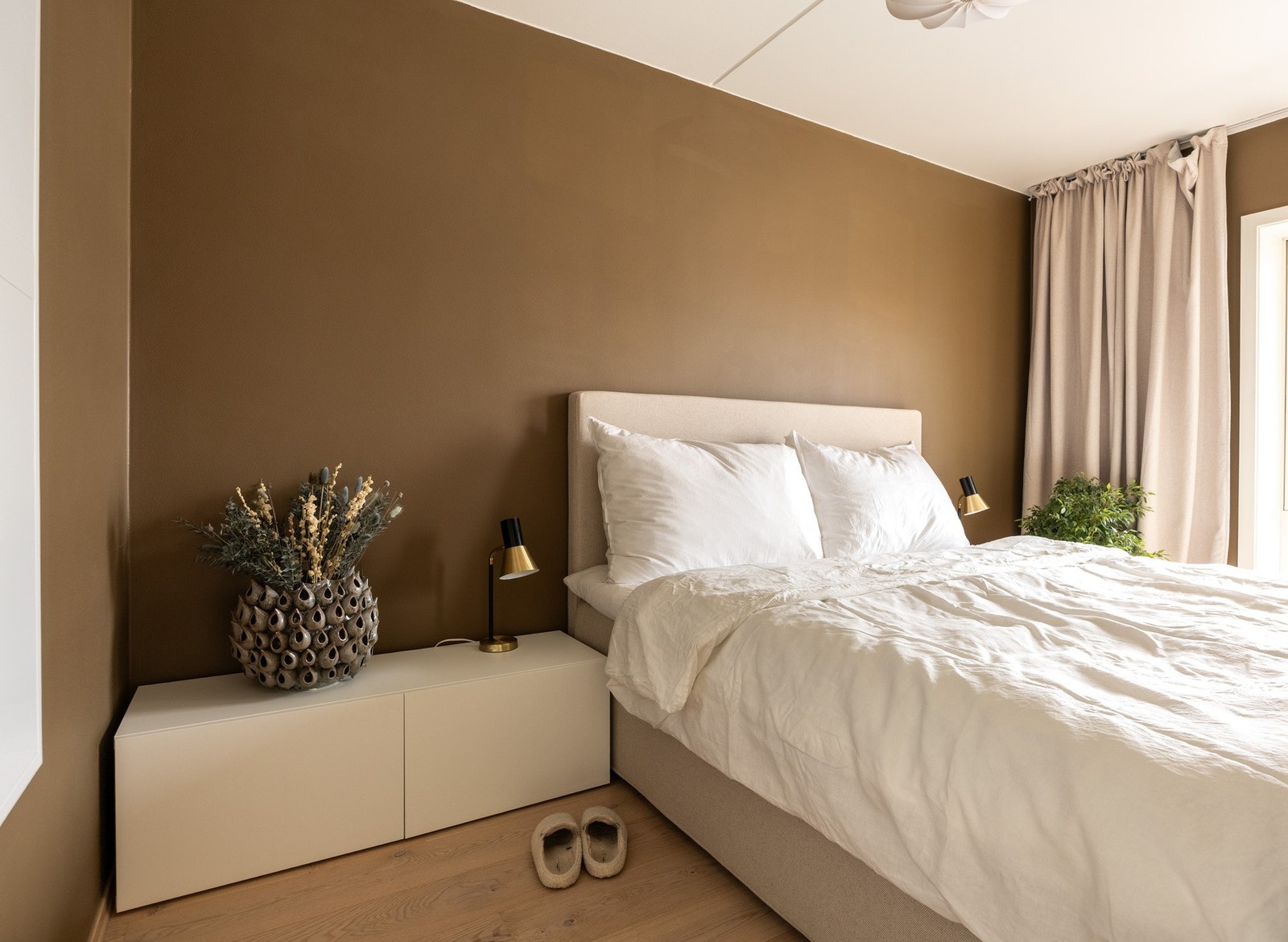 Romslig hovedsoverom med god plass til dobbeltseng og nattbord. Galleribilde