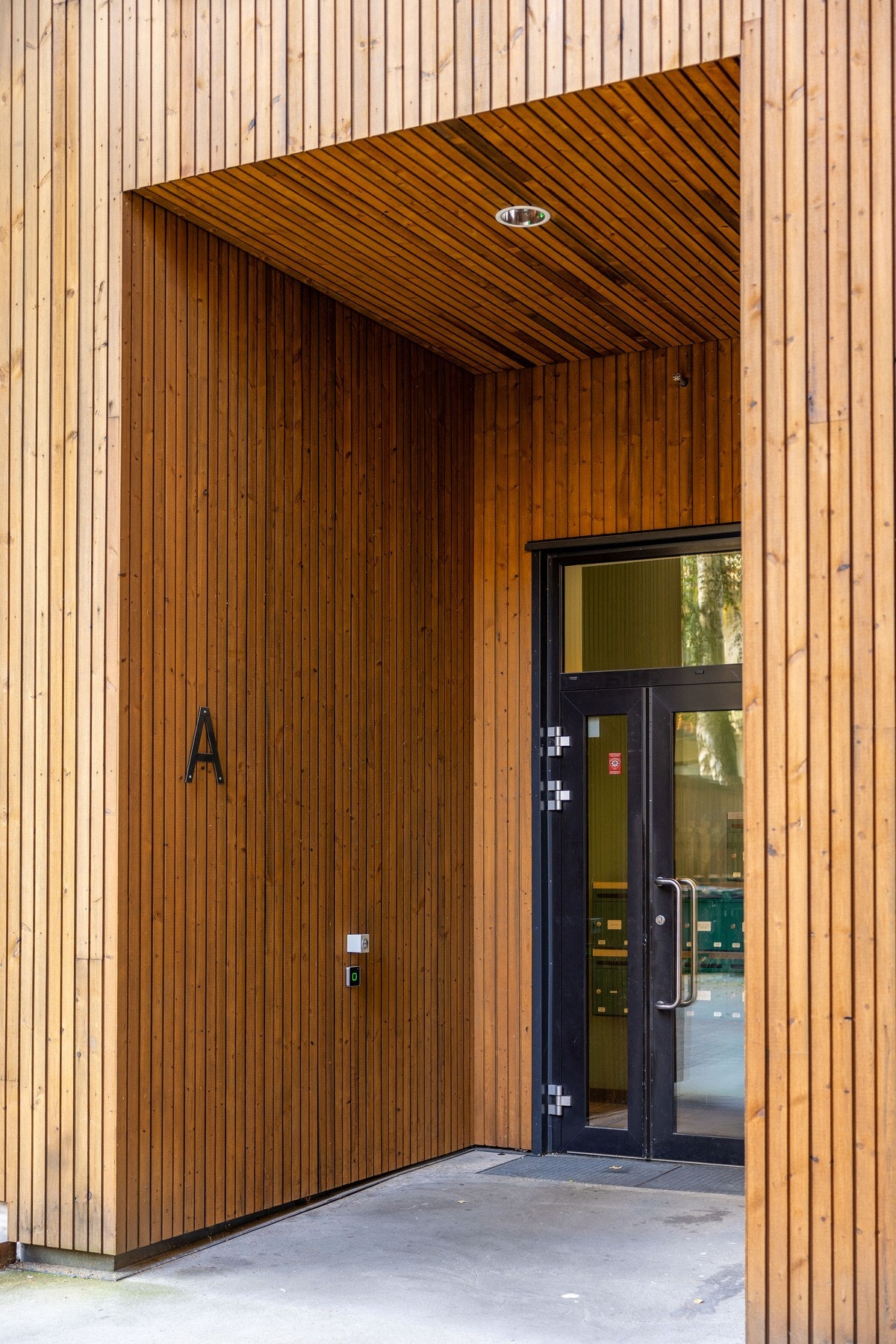 Velkommen inn. Heis opp til leiligheten. Galleribilde