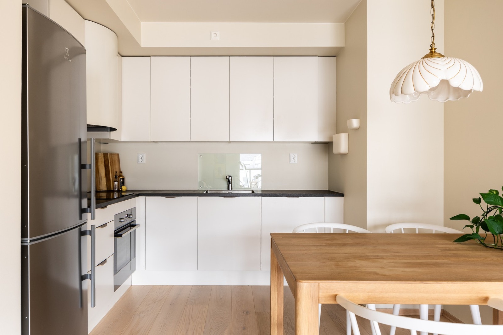 HTH kjøkkeninnredning med integrert stekeovn, induksjonstopp og oppvaskmaskin. Røros Hetta kjøkkenventilator med avtrekk via bygningens sentralavtrekk. Galleribilde