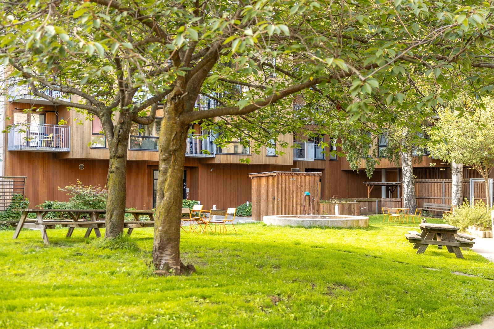 Avlukket bakgård. Galleribilde