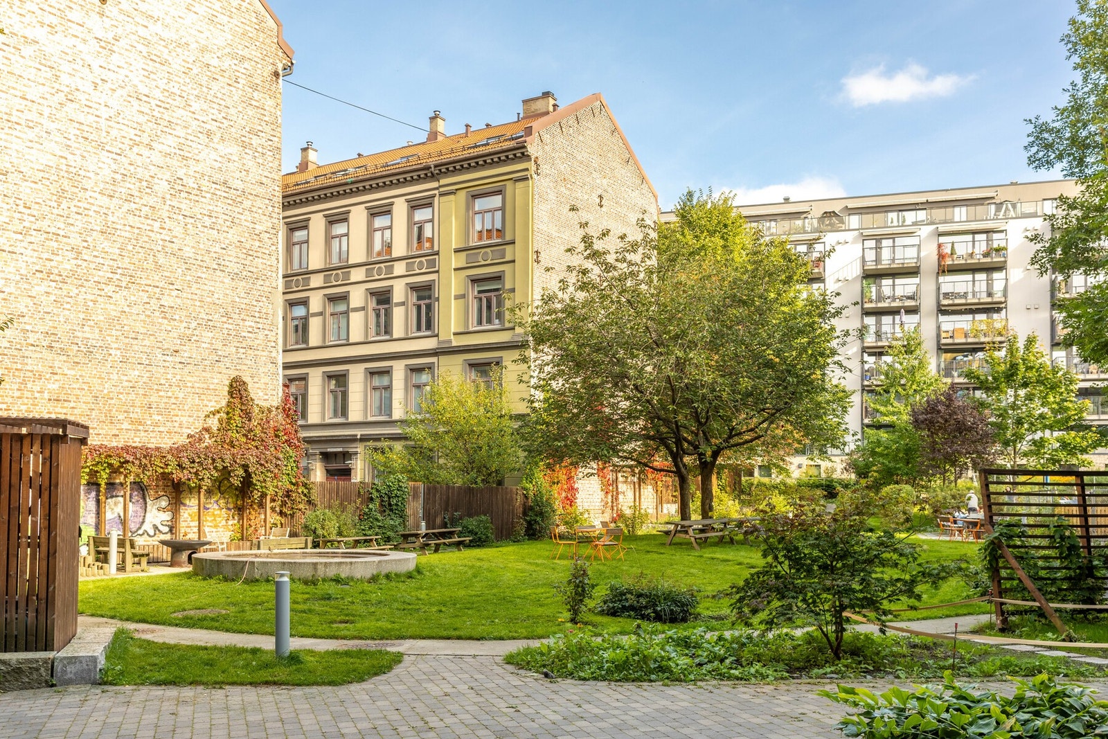 Bakgården er parkmessig opparbeidet. Galleribilde